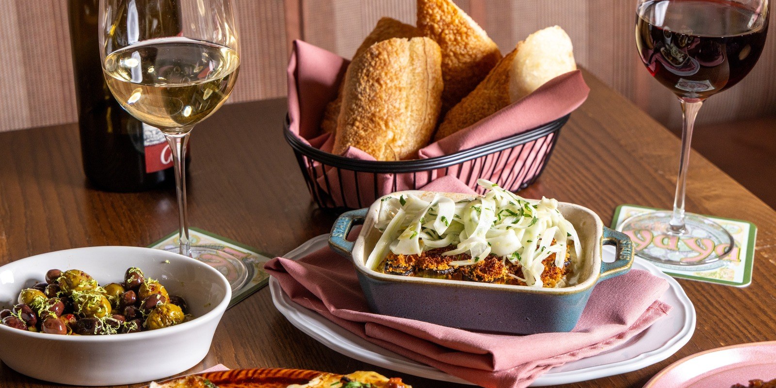 Cafe Yaya, Wine Bar in Lincoln Park